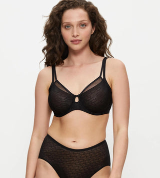 Signature Lace bygel-bh sedd framifrån på modell, med smickrande passform och ikonisk spetsdetalj.