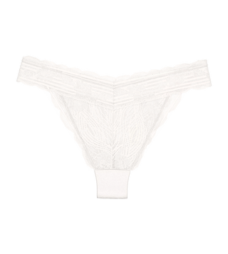 Triumph Lace Series Brazilian Brief i vitt – produktbild mot vit bakgrund med spetsdetaljer och låg täckning
