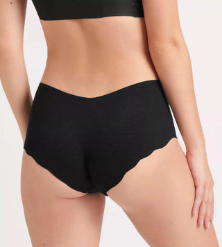 Modell bär Sloggi ZERO Modal Short bakifrån, visar följsam passform med sömlös rygg och VPL-fri finish