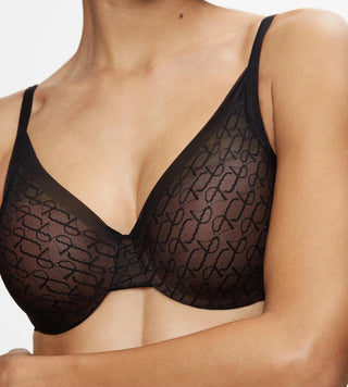 Närbild framifrån på Signature Lace bh, framhäver kupornas form och den exklusiva spetsen.