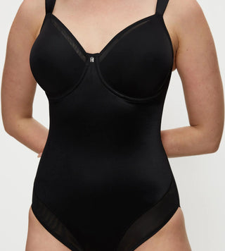 Formande body sedd framifrån på modell, visar kroppsnära passform, Contour Wire-bygel och feminin spetsdetalj.