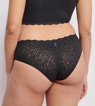 Modell i sloggi ZERO Feel Bliss Hipster Brief bakifrån – visar full täckning, stretchspets och sömlös finish