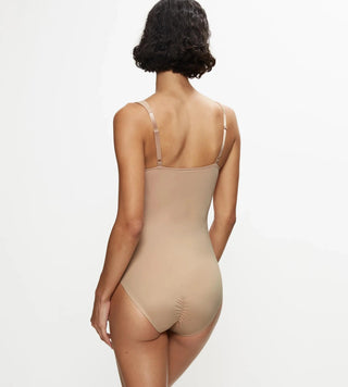 Shape Sensation shaping body i Smooth Skin sedd bakifrån på modell, med bondade benslut för en osynlig och smidig passform.