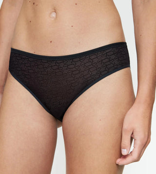 Närbild på Signature Lace tai-trosa, med fokus på den mjuka spetsen och den släta kurvade designen.