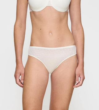 Vit Signature Lace tai-trosa sedd framifrån på modell, med platt midjeband och mjuk spetsdetalj.