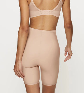 Modell bär Triumph Smart Series Soft Shaping Panty bakifrån, framhäver sömlös passform och diskret shaping