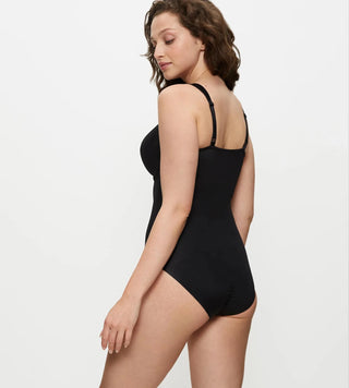 Shape Sensation shaping body sedd bakifrån på modell, med släta, bondade benslut för osynlig passform.