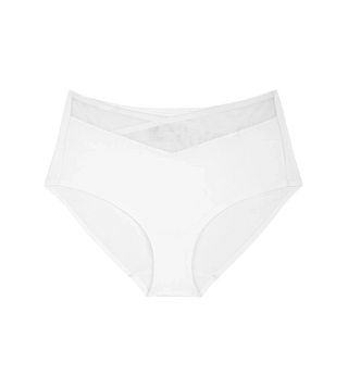 Shape Sensation Maxi Brief med dekorativ meshinsats på midjan, limmade benslut och osynlig passform, frilagd mot vit bakgrund.