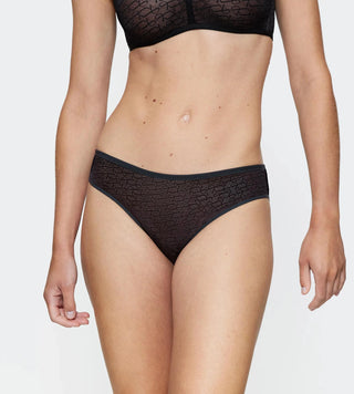 Signature Lace tai-trosa i svart sedd framifrån på modell, med platt midjeband och fin spetsdetalj.