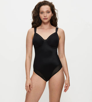 Shaping body i beige färgen Smooth Skin sedd framifrån på modell, med flexande bygel, vadderade axelband och meshdetaljer.