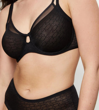 Närbild på Signature Lace bh, fokus på spetsstruktur och dekorativ nyckelhålsdetalj mitt fram.