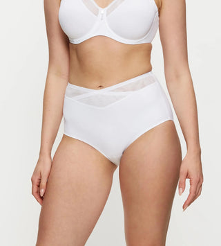 Maxi brief i Shape Sensation-serien sedd framifrån på modell, visar dekorativ mesh och elastisk tejp vid midjan.