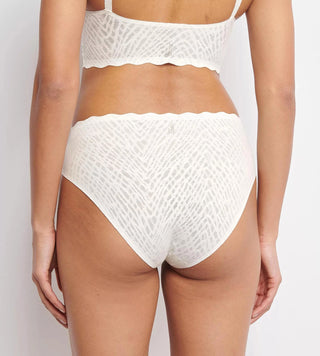 Modell i sloggi ZERO Feel Bliss High Leg Brief bakifrån – visar lätt täckning och stretchig spets som formar sig efter kroppen
