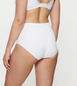 Shape Sensation Maxi Brief sedd bakifrån på modell, med limmade benslut och osynlig passform.
