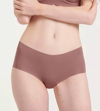 Modell bär Sloggi ZERO Modal Short framifrån, visar låg midja, hel täckning och osynlig passform