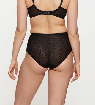 Signature Lace maxitrosa i svart sedd bakifrån på modell, med öppen ryggdesign och osynlig passform.