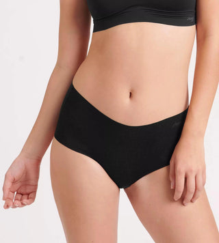 Modell bär Sloggi ZERO Modal Short framifrån, visar låg midja, hel täckning och osynlig passform
