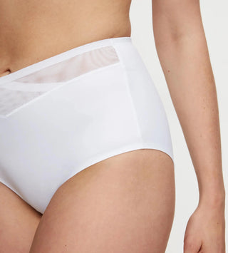 Närbild från sidan på Shape Sensation Maxi Brief, framhäver meshinsats på midjan och limmade benslut för en smidig passform.