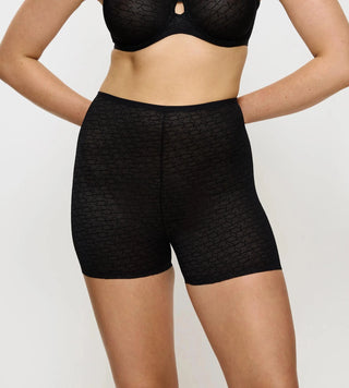 Triumph Signature Lace Smooth Shorts visade framifrån med spetsdetaljer och sömlös design