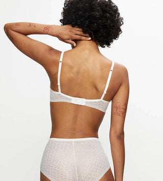 Vit Signature Lace bh sedd bakifrån på modell, med justerbara axelband och fin spets längs ryggen.