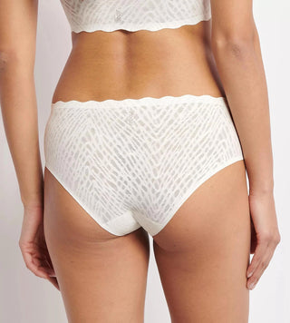 Modell i sloggi ZERO Feel Bliss Hipster Brief bakifrån – visar full täckning, stretchspets och sömlös finish