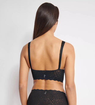 Baksida av sloggi ZERO Feel Bliss V-neck bralette på modell – visar bred ryggpanel i stretchspets och sömlös design