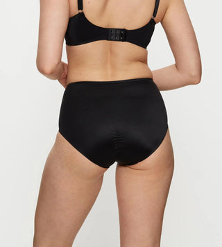 Svart Shape Sensation Maxi Brief sedd bakifrån på modell, med limmade benslut och osynlig passform.