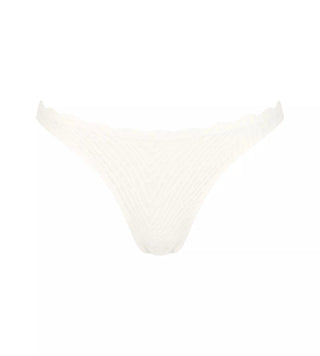 sloggi ZERO Feel Bliss String – produktbild utan modell, visar spetsdesign och vågformad midja med V-skurna benöppningar