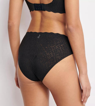 Modell i sloggi ZERO Feel Bliss High Leg Brief bakifrån – visar lätt täckning och stretchig spets som formar sig efter kroppen