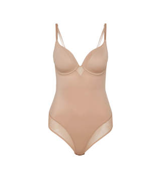Beige Shape Sensation-body i färgen Smooth Skin med vadderade kupor, spetsdetaljer och slät siluett, frilagd mot vit bakgrund.